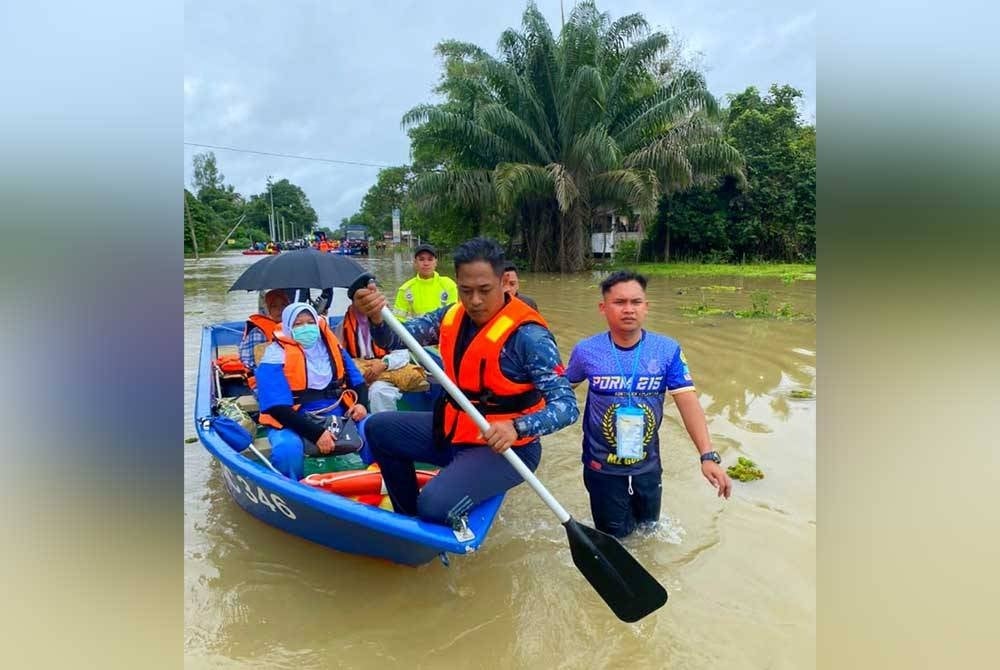 Hanya bot dan lori 20 tan yang boleh digunakan untuk bergerak apabila 20 buah kampung di Rantau Panjang dilanda banjir.