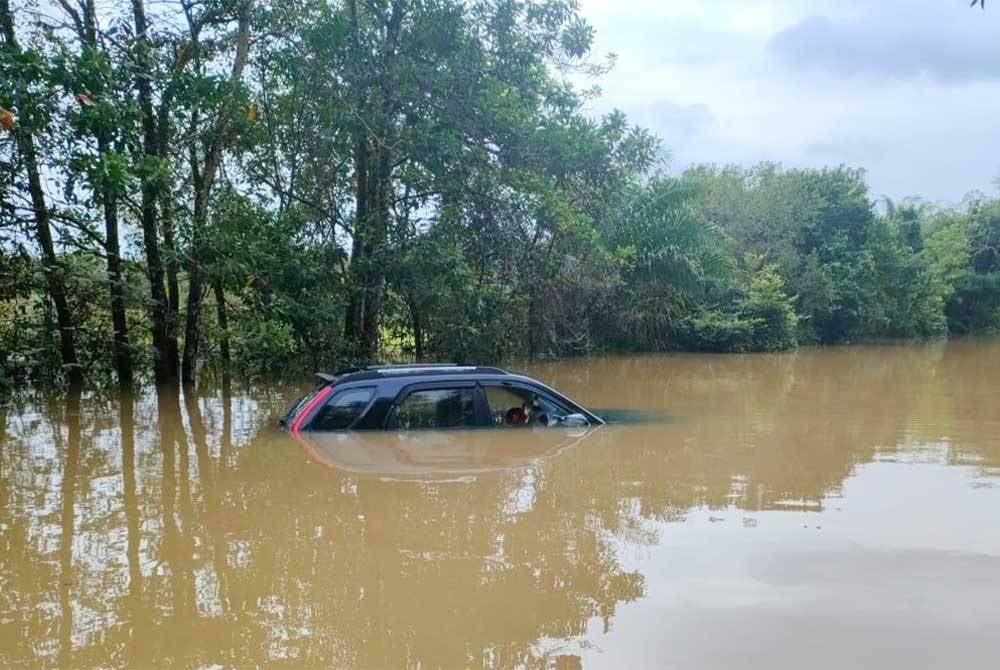 Rantau Panjang 'tenggelam' apabila lebih 20 kampung di kawasan tersebut dilimpahi air banjir pada Selasa.
