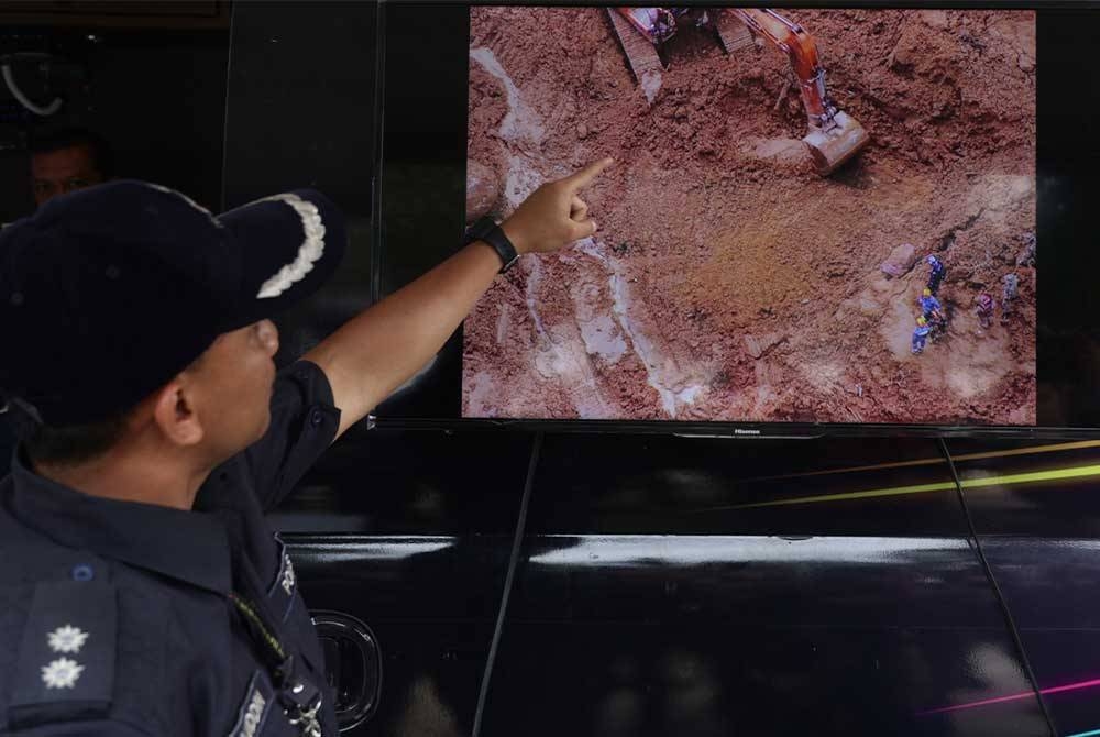 Pegawai PDRM menunjukan paparan visual mengunakan dron secara lansung kepada pengamal media lokasi tragedi tanah runtuh di tapak perkhemahan Father's Organic Farm hari ini. Foto Bernama