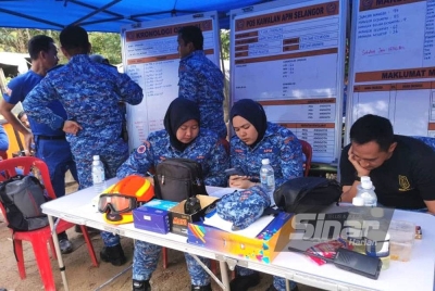 Antara srikandi APM yang terlibat dalam misi mencari mangsa tragedi tanah runtuh di Batang Kali, Selangor.