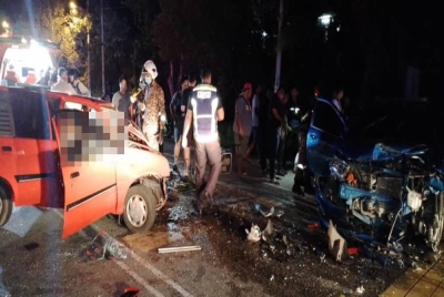 Seorang pemuda maut manakala dua warga emas cedera selepas terlibat dalam kemalangan melibatkan dua kereta di Taman Bukit Flora 17, di sini pada Isnin.