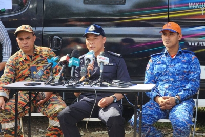 Suffian (tengah) semasa bercakap pada sidang media di lokasi kejadian pada Selasa.