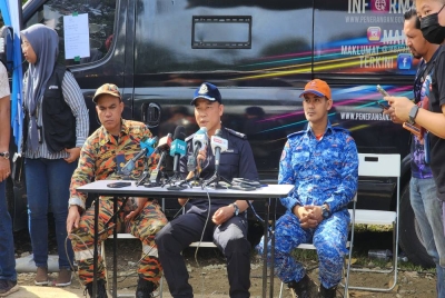 Suffian Abdullah (tengah) ketika memberikan perkemabangan terkini kepada petugas media di lokasi kejadian pada Selasa.