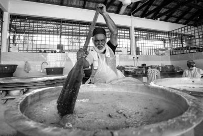 Allahyarham Mustafha Kamal rajin memasak bubur lambuk daging kambing yang terkenal di Masjid India Muslim Ipoh. - Foto ihsan pembaca