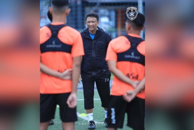 Fandi bersama para pemain skuad Tok Gajah dalam latihan pra musim pada Isnin. - Foto FB Sri Pahang