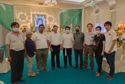 Swe Yong (tiga dari kanan) bersama Timbalan Presiden PRM, Mohamad Ezam Mohd Nor (empat dari kanan) dan pimpinan parti itu melawat keluarga mangsa terkorban dalam insiden tanah runtuh di Batang Kali pada malam Isnin di Nirvana Center, Kuala Lumpur.