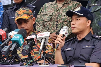 Suffian (kanan) semasa sidang media di lokasi kejadian tanah runtuh di tapak perkhemahan Father's Organic Farm, Jalan Genting, Batang Kali pada Selasa.