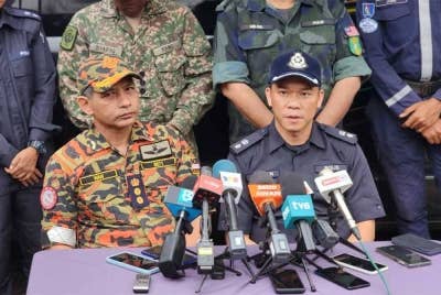 Wan Md Razali (kiri) bersama Ketua Polis Daerah Hulu Selangor, Superintendan Suffian Abdullah pada sidang akhbar di lokasi tragedi pada petang Rabu.
