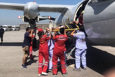 Anggota penyelamat membawa salah seorang mangsa kapal tentera laut Thailand yang karam di Teluk Thailand pada Ahad lalu. -Foto AFP