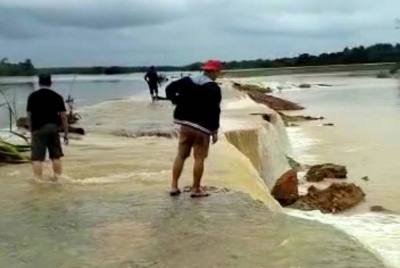 Keadaan ban banjir yang telah pecah sehingga mencetuskan panik kepada penduduk yang berada di kawasan rendah.