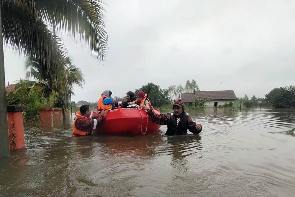 Les pompiers sauvent les victimes des inondations à Kampung Banggol Peradong à Kuala Terengganu.  - Photo : Avec l'aimable autorisation de JBPM Terengganu