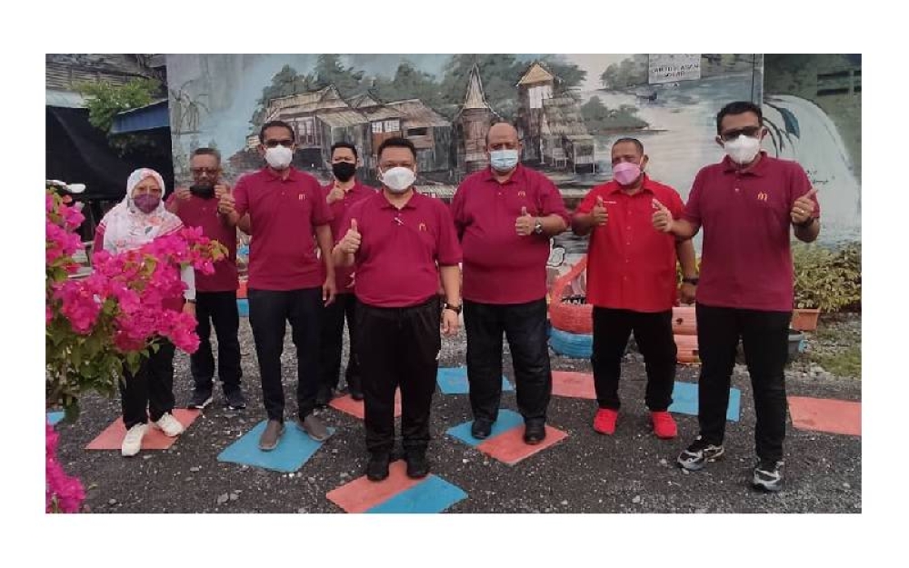 Tuanku Syed Faizuddin Putra turut bergambar bersama pengurusan McDonald’s Malaysia dan RMHC Malaysia.