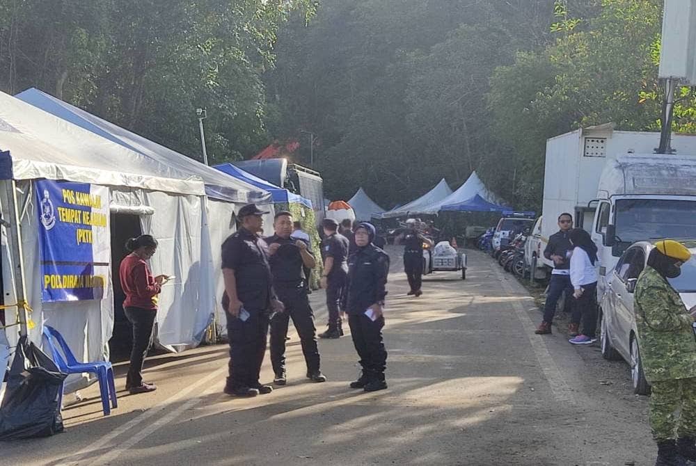 Pasukan SAR terus bersemangat dalam usaha meneruskan baki pencarian mangsa tanah runtuh dengan keadaan cuaca yang cerah dan baik.