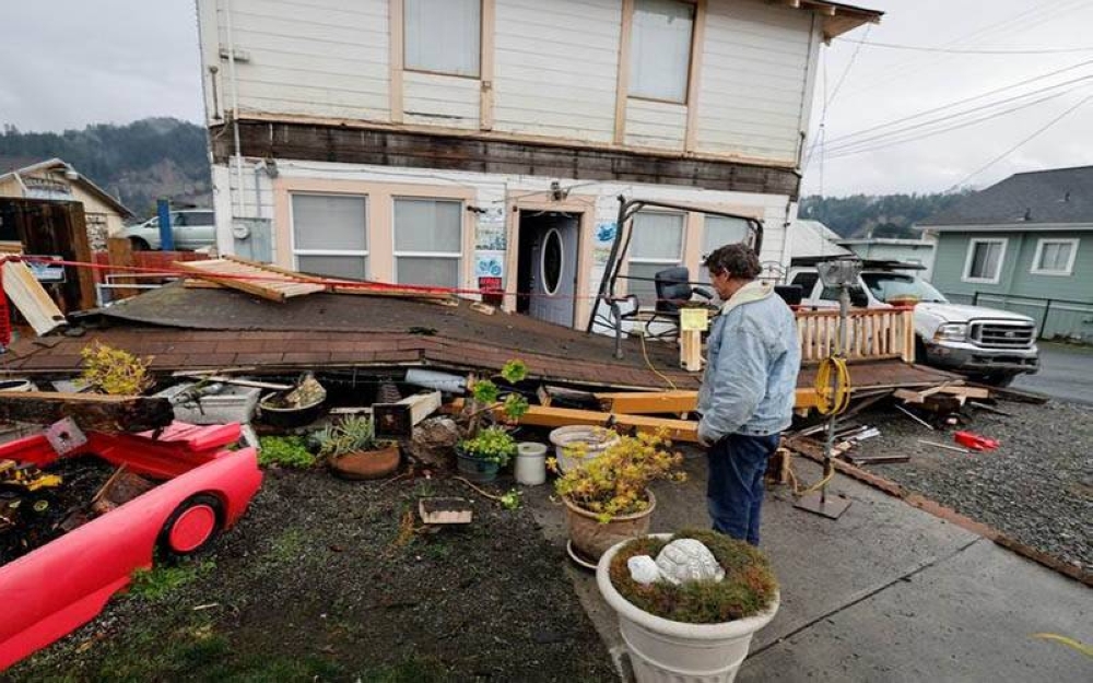 Pemilik rumah Darren Gallagher melihat rumahnya yang runtuh selepas gempa bumi kuat 6.4 magnitud melanda di pantai utara California di Rio Dell, California - Foto REUTERS/Fred Greaves