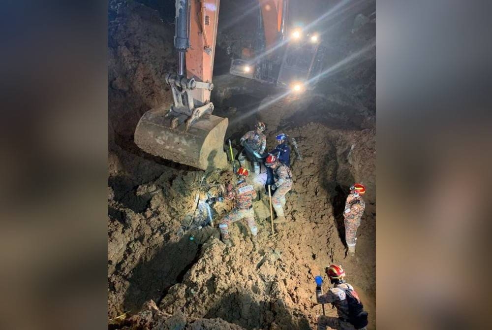 Pasukan operasi tanah runtuh yakin akan menemui baki mangsa susulan penemuan satu mayat kanak-kanak pada lewat malam Selasa. - Foto JBPM Selangor