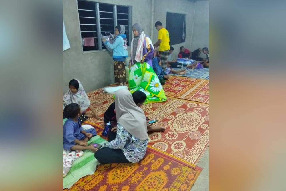 Mangsa banjir di Kampung Tasek Bakong, Rantau Panjang terpaksa menggunakan air banjir untuk minum, masak dan bancuh susu anak-anak kecil.