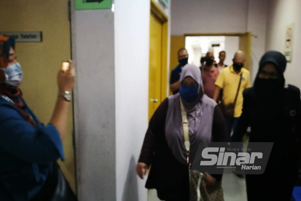 Siti Aminah (tengah) didakwa empat pertuduhan memalsukan dokumen di Mahkamah Sesyen Johor Bahru pada Selasa.