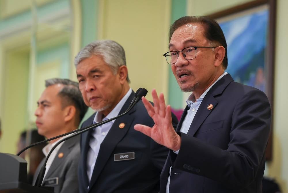 Anwar (kanan) pada sidang akhbar selepas mempengerusikan mesyuarat kabinet di Bangunan Perdana Putra pada Rabu. - Foto: Bernama.