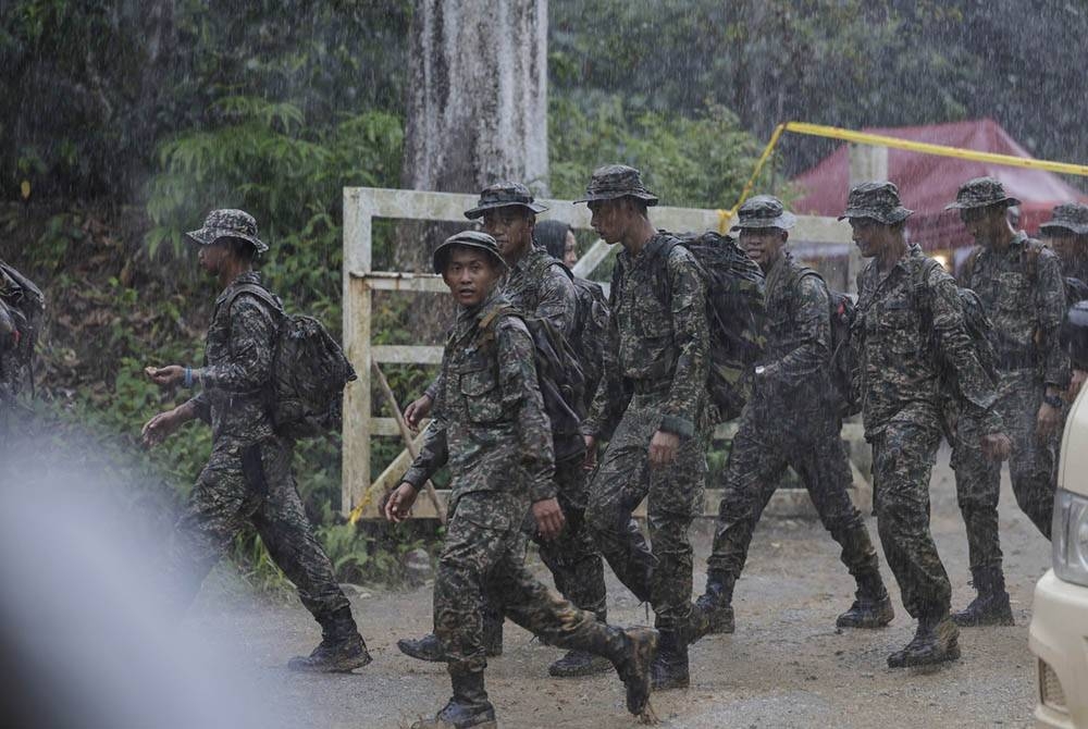 Hujan lebat melanda ketika tinjauan di lokasi tragedi tanah runtuh di tapak perkhemahan Fathers’ Organic Farm, Gohtong Jaya hari ini. - Foto Bernama.
