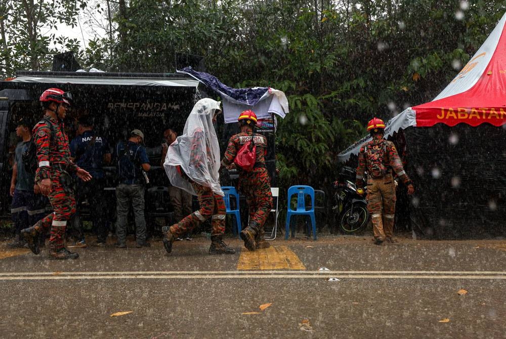 Pasukan penyelamat berdepan dengan keadaan cuaca hujan lebat petang Rabu. - Foto: Bernama