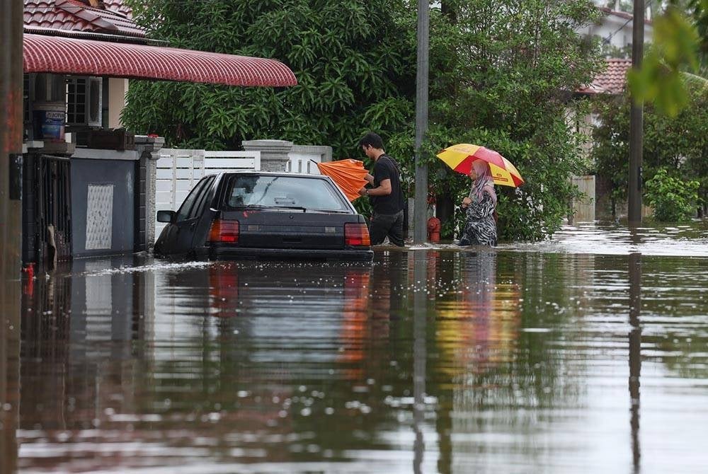 Penduduk Taman Desa Tanjung Damai, Gong Badak di sini yang terjejas banjir pulang ke rumah masing-masing untuk mendapatkan barangan keperluan untuk digunakan semasa berada di Pusat Pemindahan Sementara (PPS) hari ini.
Sehingga 2 petang ini, mangsa banjir di Terengganu mencatatkan jumlah 39,634 orang melibatkan 10,912 keluarga ditempatkan di 279 PPS. - Foto Bernama
