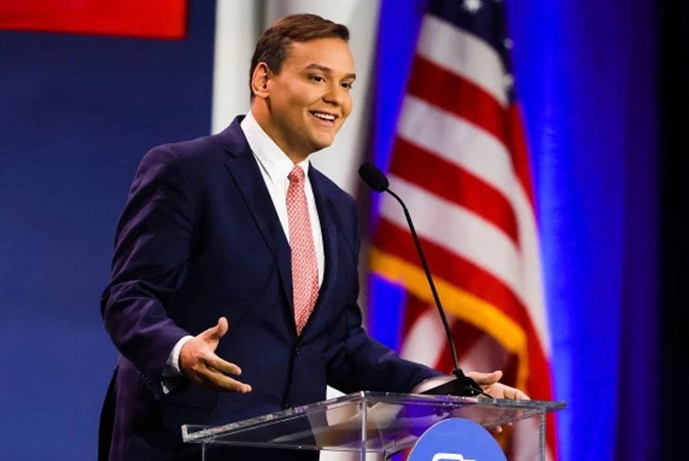 Santos berdepan desakan supaya berundur kerana dakwaan 'penipuan' tersebut. - Foto Agensi