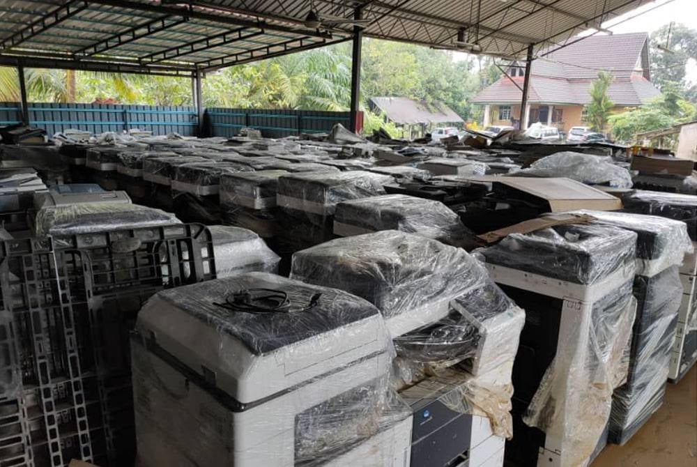 Sebahagian mesin fotostat yang ditenggelami air dalam banjir besar di Besut.