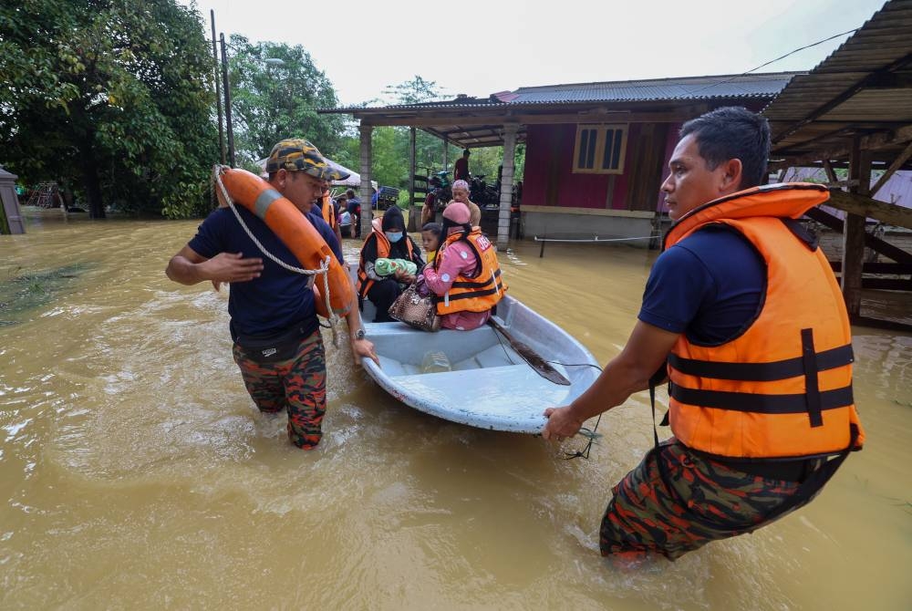 Mercredi, des membres du service d'incendie et de secours de Paka en Malaisie ont aidé à évacuer les victimes bloquées chez elles en raison de la montée des eaux autour de la région de Sungai Nyior Paka.