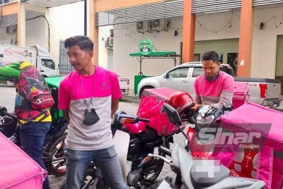 Penunggang p-hailing mendakwa jumlah tempahan meningkat ketika musim tengkujuh.