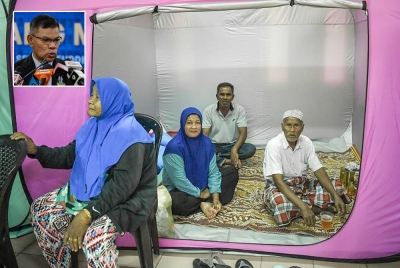 Keadaan mangsa banjir yang ditempatkan di PPS Sekolah Rendah Kuala Besut Satu selepas kawasan sekitar dilanda banjir sejak Selasa. - Foto: Bernama ( Gambar kecil : Saifuddin )