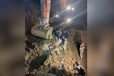 Pasukan operasi tanah runtuh yakin akan menemui baki mangsa susulan penemuan satu mayat kanak-kanak pada lewat malam Selasa. - Foto JBPM Selangor