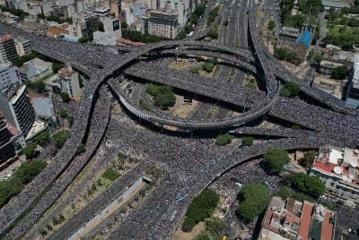 Lautan manusia membanjiri Buenos Aires bagi menyambut kepulangan wira Piala Dunia Argentina sehinga meragut satu nyawa. Foto EPA