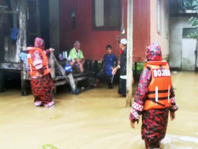 Anggota bomba tiba di rumah dan membantu mengeluarkan mangsa ke tempat selamat. Foto: Bomba