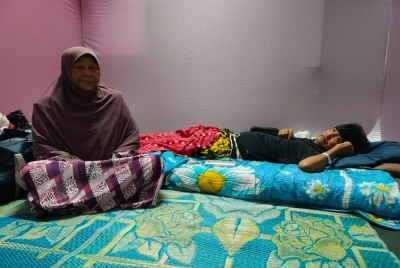 Yah menemani anak lelakinya, Abdul Rani sepanjang berada di PPS SK Cherating selepas rumahnya di Kampung Permatang Bata di sini dilanda banjir.