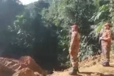 Seorang anggota bomba melaungkan azan di lokasi kejadian tanah runtuh sebagai ikhtiar dalam operasi mencari baki mangsa pada Rabu.