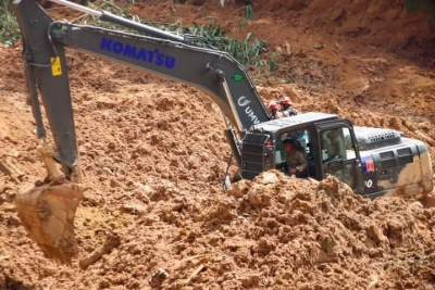 Dua buah eskevator jenis PC 210 LC-10M milik pasukan 91 Rejimen Askar Jurutera Diraja antara aset terlibat dalam operasi SAR mangsa tragedi tanah runtuh di tapak perkhemahan Hilltop di Father's Organic Farm, Jalan Genting-Batang Kali.