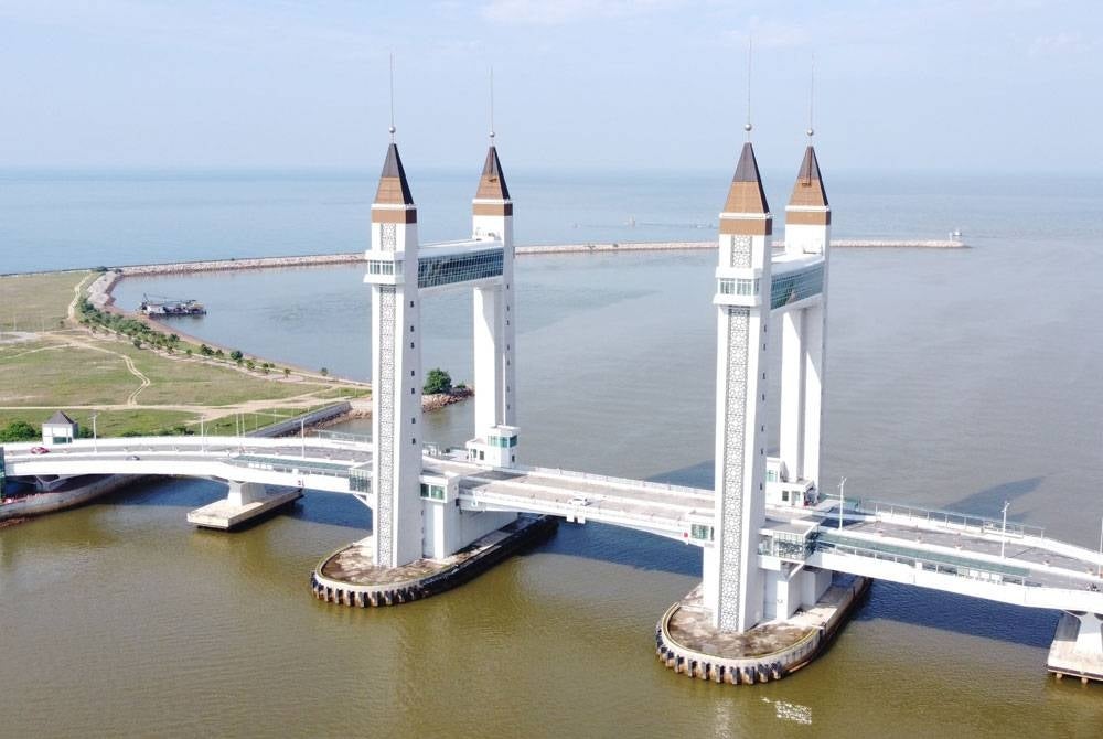 Bersama-samalah kita berdoa semoga ALLAH SWT 'peliharakanlah Terengganu' bersama rakyatnya. - Foto 123rf