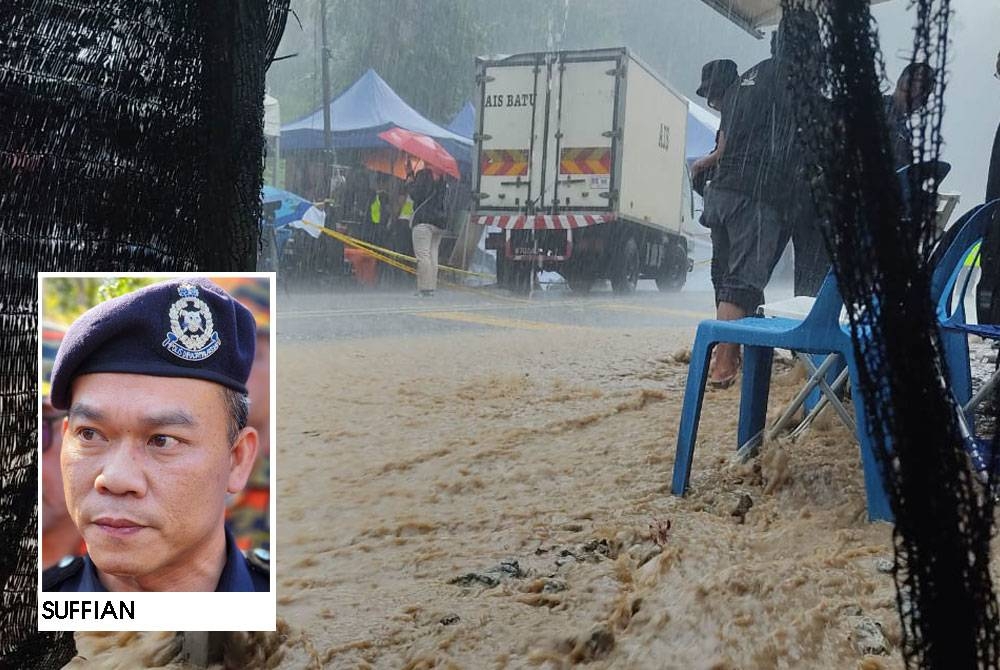 Air hujan membanjiri khemah para petugas media berteduh.