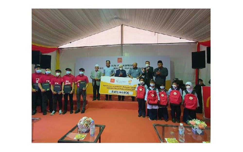McDonald’s turut menyampaikan sumbangan bernilai RM72,000 bagi program ‘Kembali ke Sekolah’ untuk murid-murid sekolah rendah di negeri ini.