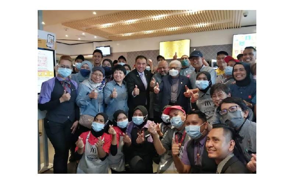 Ahmad Fuzi bergambar bersama kakitangan Restoran McDonald’s Batu Kawan selepas selesai majlis pelancaran.