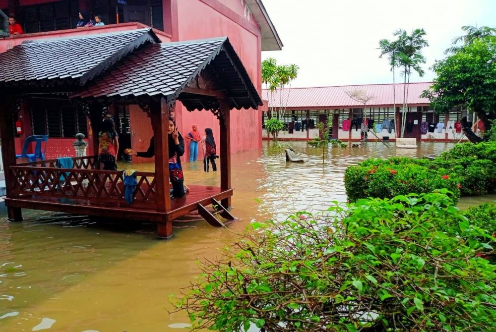 Mangsa banjir di PPS Gual Periok, Rantau Panjang memerlukan bekalan tuala wanita, lampin pakai buang dan air bersih.