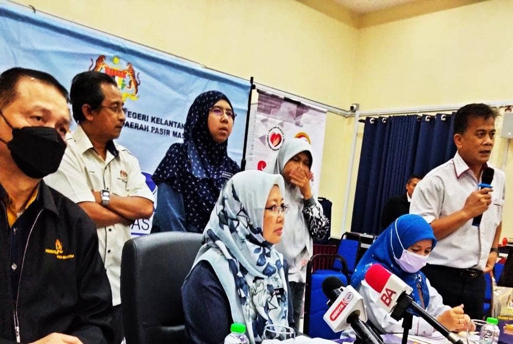 Dr Zaliha (tengah) ketika sidang akhbar sempena Lawatan Kerja ke Pejabat Kesihatan Daerah Pasir Mas pada Khamis.