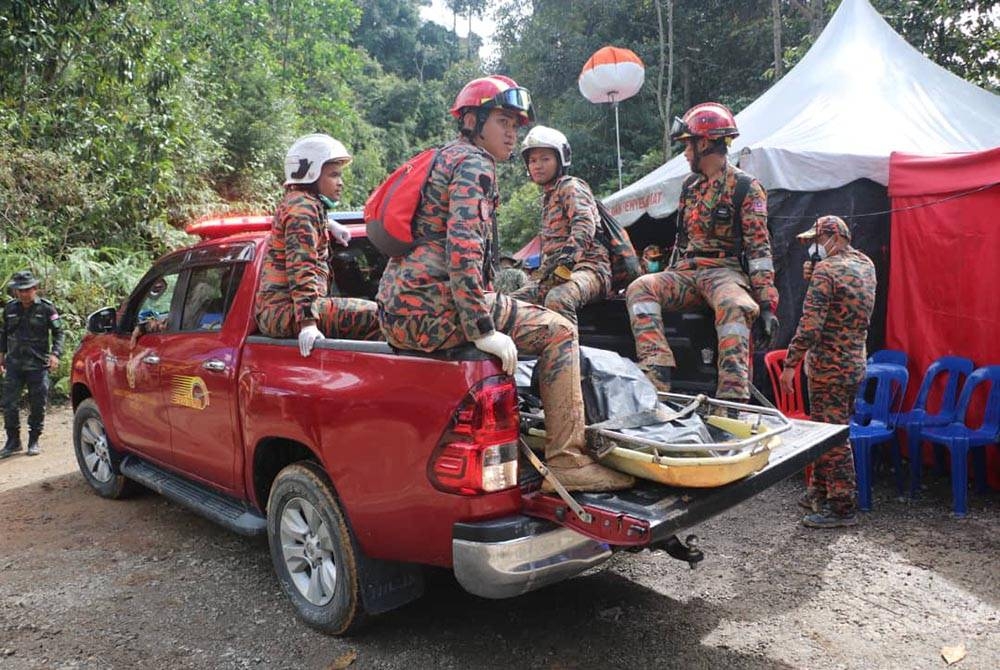 Pasukan operasi mencari dan menyelamat menemui empat mayat di lokasi tanah runtuh di Batang Kali pada Khamis.