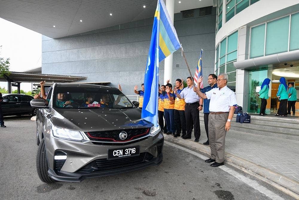 Yuserrie (kanan) melepaskan sukarelawan UMP Kilau bagi Misi Sukarelawan Banjir Pantai Timur di UMP kampus Pekan,di sini pada Rabu.