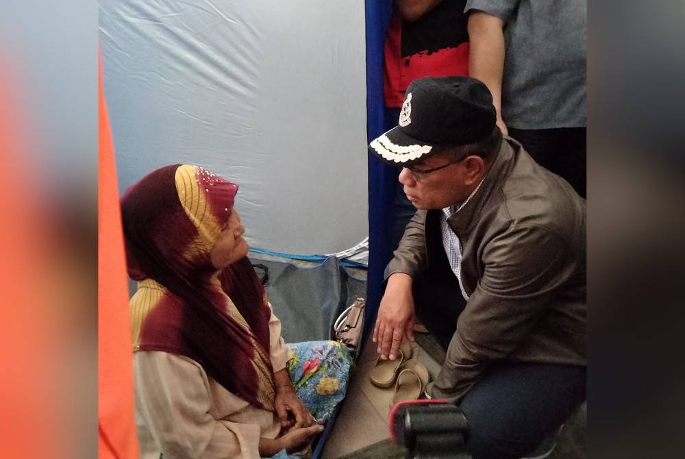 Saifuddin bertanya sesuatu kepada mangsa banjir di PPS Alor Pasir, Tanah Merah.
