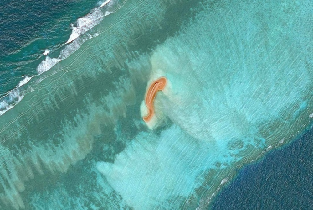 Imej satelit terbaharu diambil Maxar Technologies menunjukkan kemunculan 'pulau buatan' di Terumbu Eldad di Kepulauan Spratly. - Foto Agensi