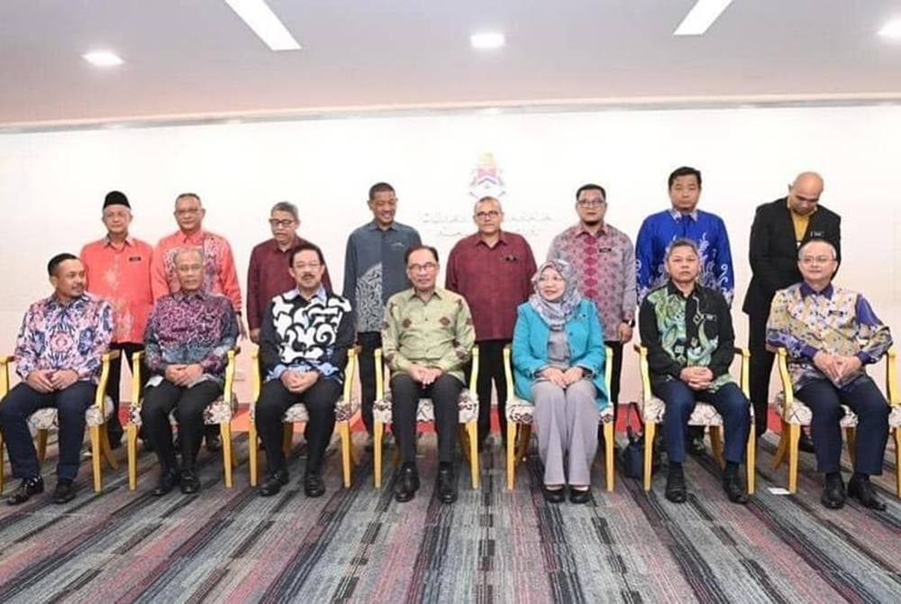 Anwar (depan, tengah) bergambar selepas Sesi Taklimat Jabatan Wilayah Persekutuan dan Agensi yang diadakan di Menara Dewan Bandaraya Kuala Lumpur.