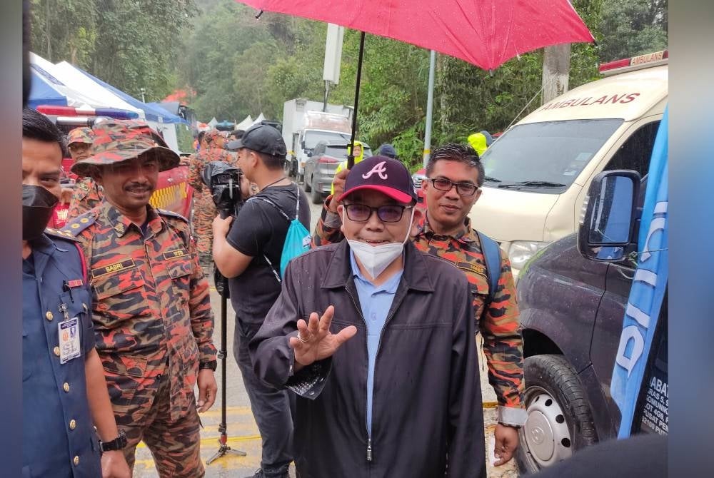 Norazam hadir ke lokasi tanah runtuh di Batang Kali, selepas dibenarkan keluar dari Hospital Selayang pada Khamis.