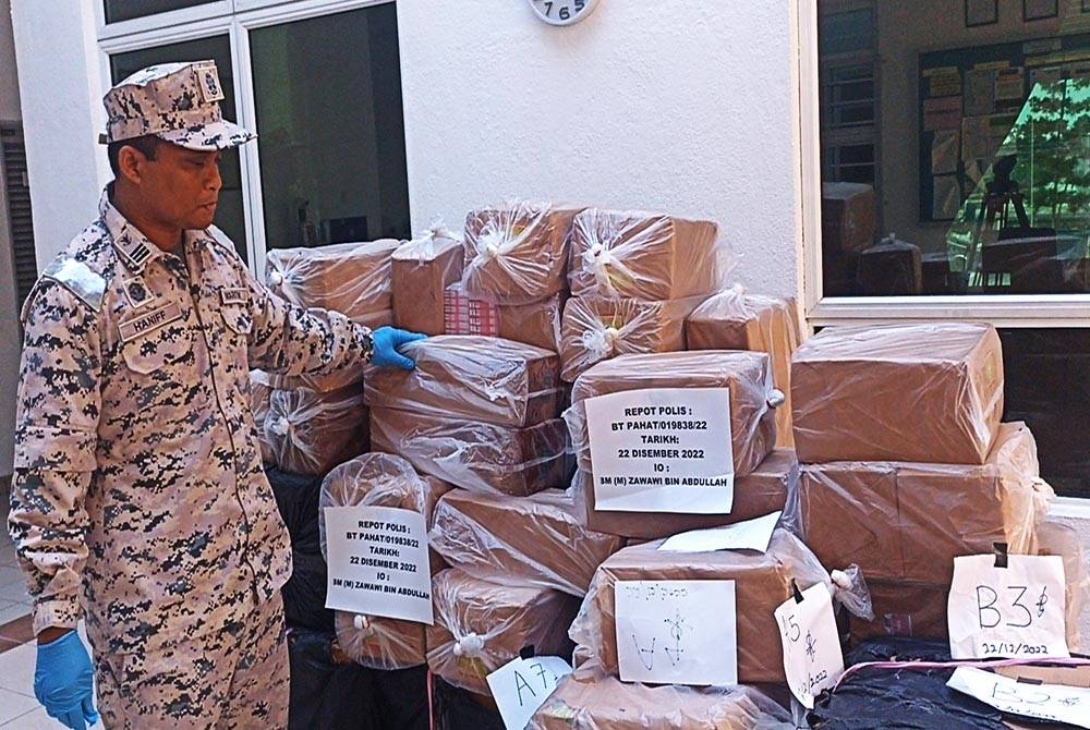 Mohd Haniff menunjukkan kotak berisi rokok kretek yang dirampas pada sidang akhbar Zon Maritim Batu Pahat.