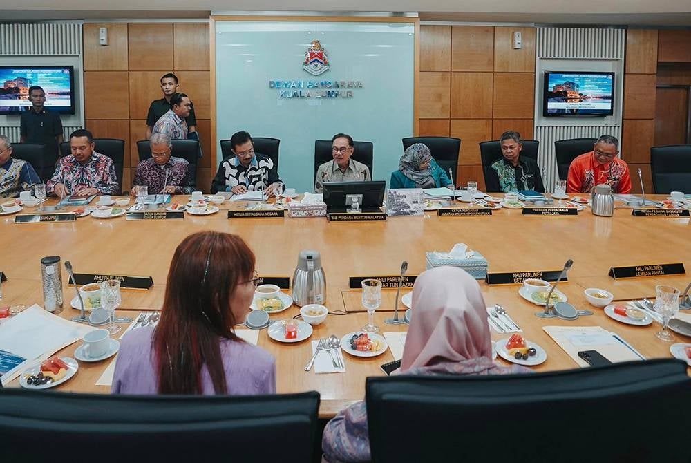 Anwar (tengah) ketika melakukan perjumpaan bersama wakli Ahli Parlimen Kuala Lumpur bagi membincangkan perkara dasar dan usaha untuk mendepani permasalahan miskin bandar di DBKL pada Khamis. Foto: FB Anwar Ibrahim